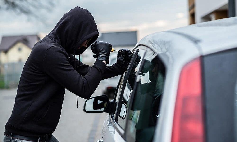 Κλοπή χιλιάδων ευρώ από αυτοκίνητο 68χρονης: Το άφησε ξεκλείδωτο φορτωμένο μετρητά, γύρισε και είχαν κάνει φτερά