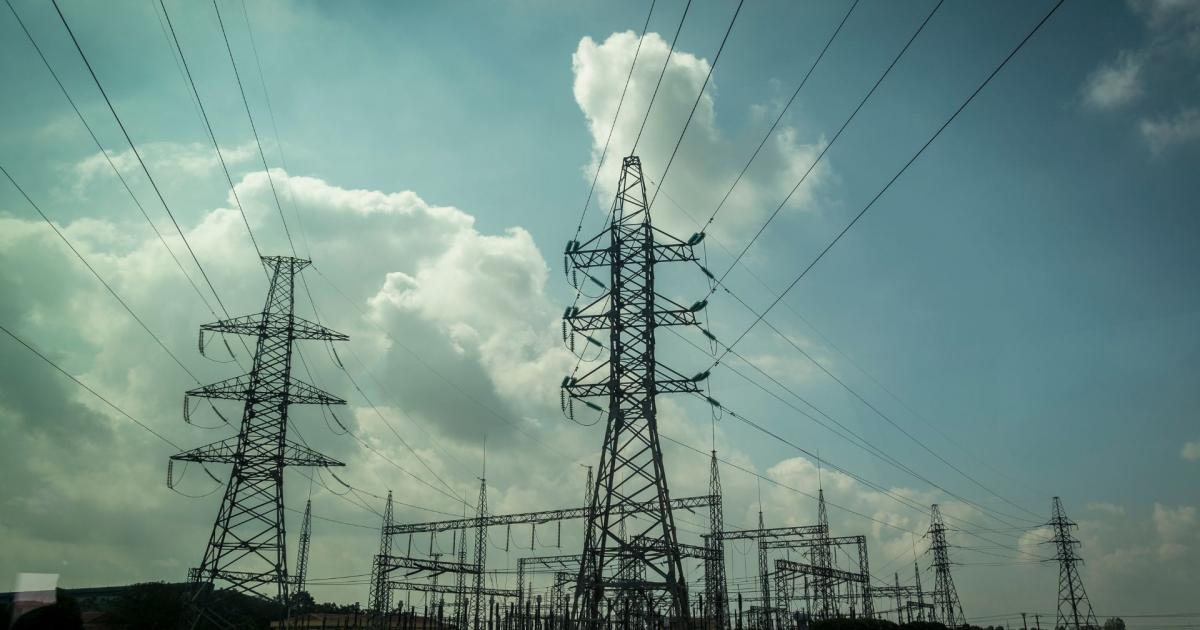 Η Βουλή ψήφισε νόμο για άδειες έργων ηλεκτρισμού, προτεραιότητα σύνδεσης και διαφάνεια στο δίκτυο