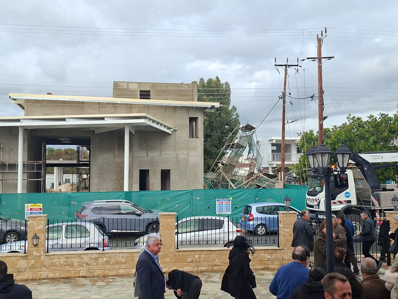 Από καθαρή τύχη αποφεύχθηκαν τα χειρότερα – Κατέρρευσαν σκαλωσιές έργου στο Μενεού δίπλα από δημοτικό σχολείο