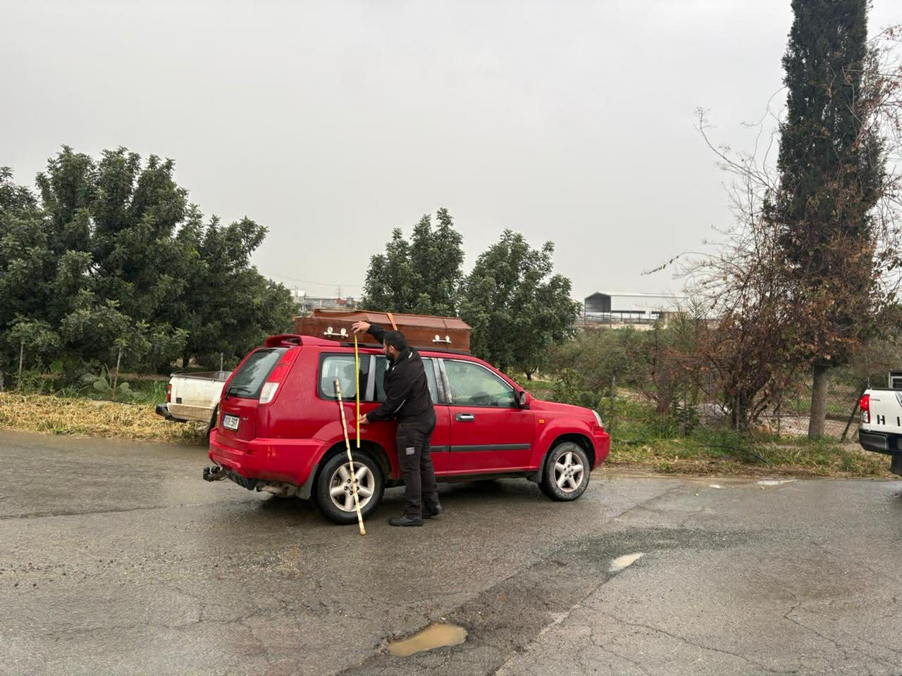 Ορόκλινη: Έκοψαν δρόμους οι κτηνοτρόφοι – Έβαλαν φέρετρο σε οροφή οχήματος