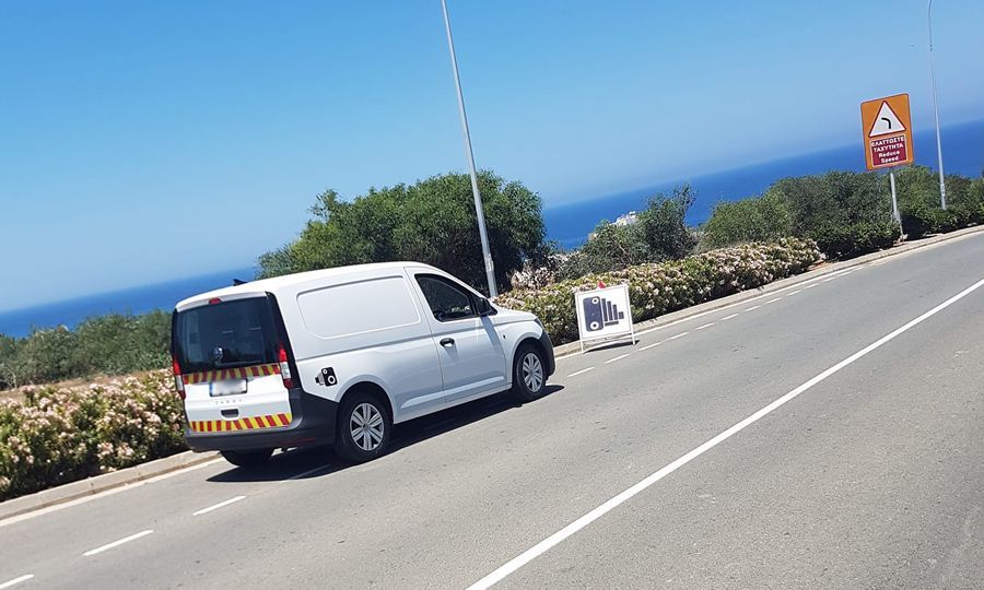 Έριξαν σπρέι σε υπάλληλο κινητών καμερών και προκάλεσαν ζημιές στο όχημά του