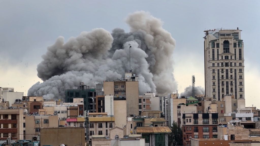 Νέο μπαράζ πυραυλικών επιθέσεων από Ιράν προς Ισραήλ, με αεροπορικές επιδρομές απαντά το Τελ Αβίβ