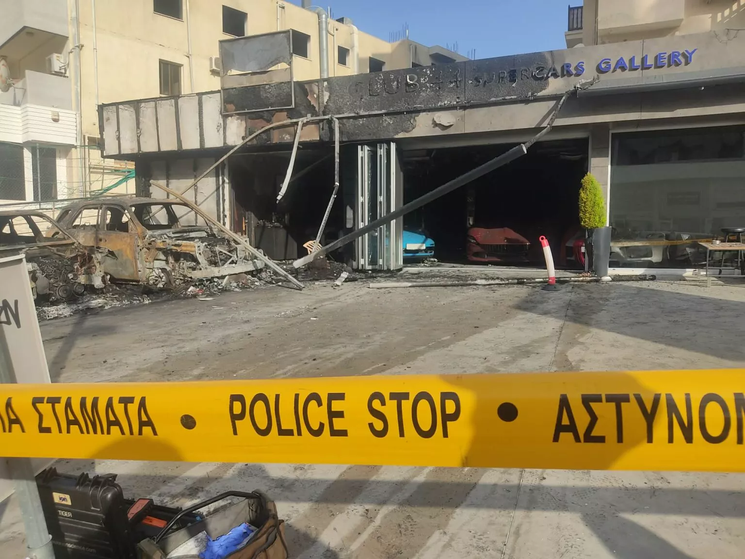 Για δεύτερη φορά στόχος οι ιδιοκτήτες υποστατικού πώλησης οχημάτων – Δεκάδες χιλιάδες η ζημιά στα οχήματα (φώτο)