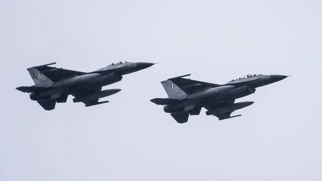 Απογείωση F-16 από την αεροπορική βάση στο πλαίσιο εκπαίδευσης