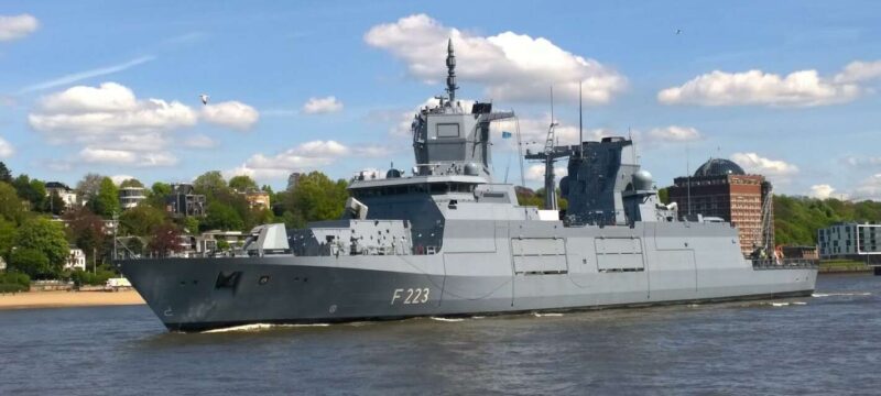 fregatte_f223_nordrhein_westfalen_ausgehend_hafen_hamburg_auf_der_elbe
