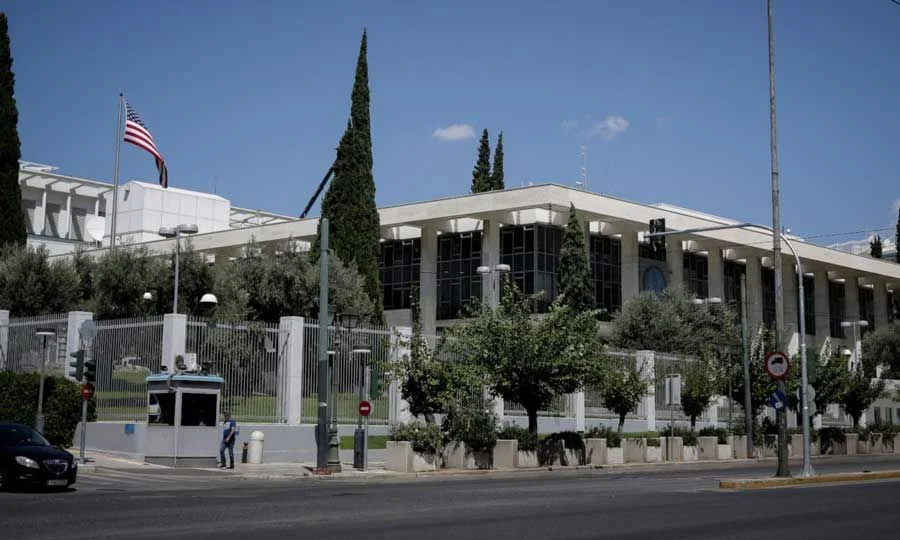 Συναγερμός στην πρεσβεία ΗΠΑ για ύποπτο αντικείμενο – Στο καταφύγιο παιδιά