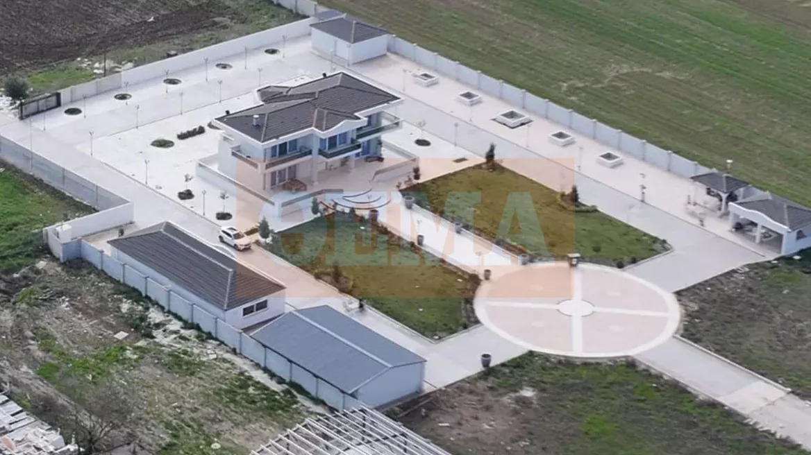 Απάτη με χρυσές λίρες στη Λάρισα: Οικογένεια Ρομά είχε μέχρι και ελικοδρόμιο στη βίλα της (φώτο)