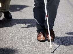 lefko-mpastouni-tyfloi-