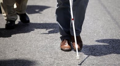 lefko-mpastouni-tyfloi-