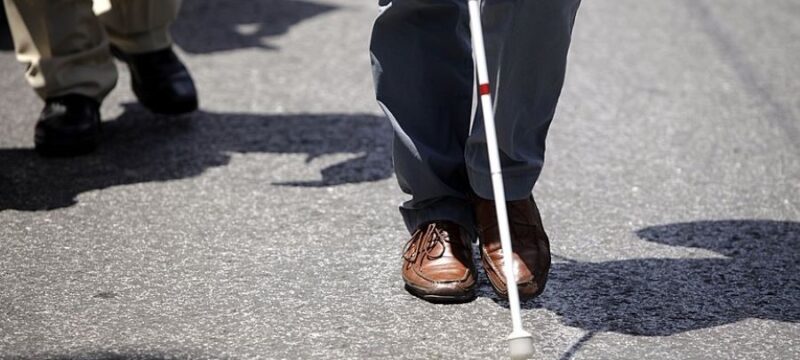 lefko-mpastouni-tyfloi-