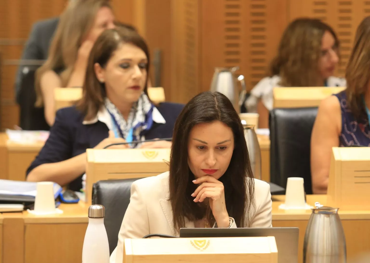 Πράσινο φως για αφαλατώσεις εξπρές εν μέσω πυρών από βουλευτές κατά της υπουργού Γεωργίας – Έκαναν λόγο για ανικανότητα και ζήτησαν την παραίτησή της