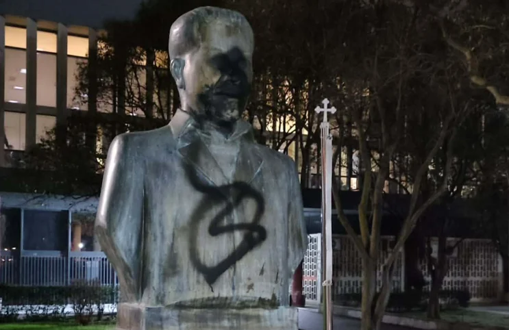 Βεβήλωσαν το άγαλμα του ήρωα-εθνομάρτυρα της ΕΟΚΑ Κυριάκου Μάτση