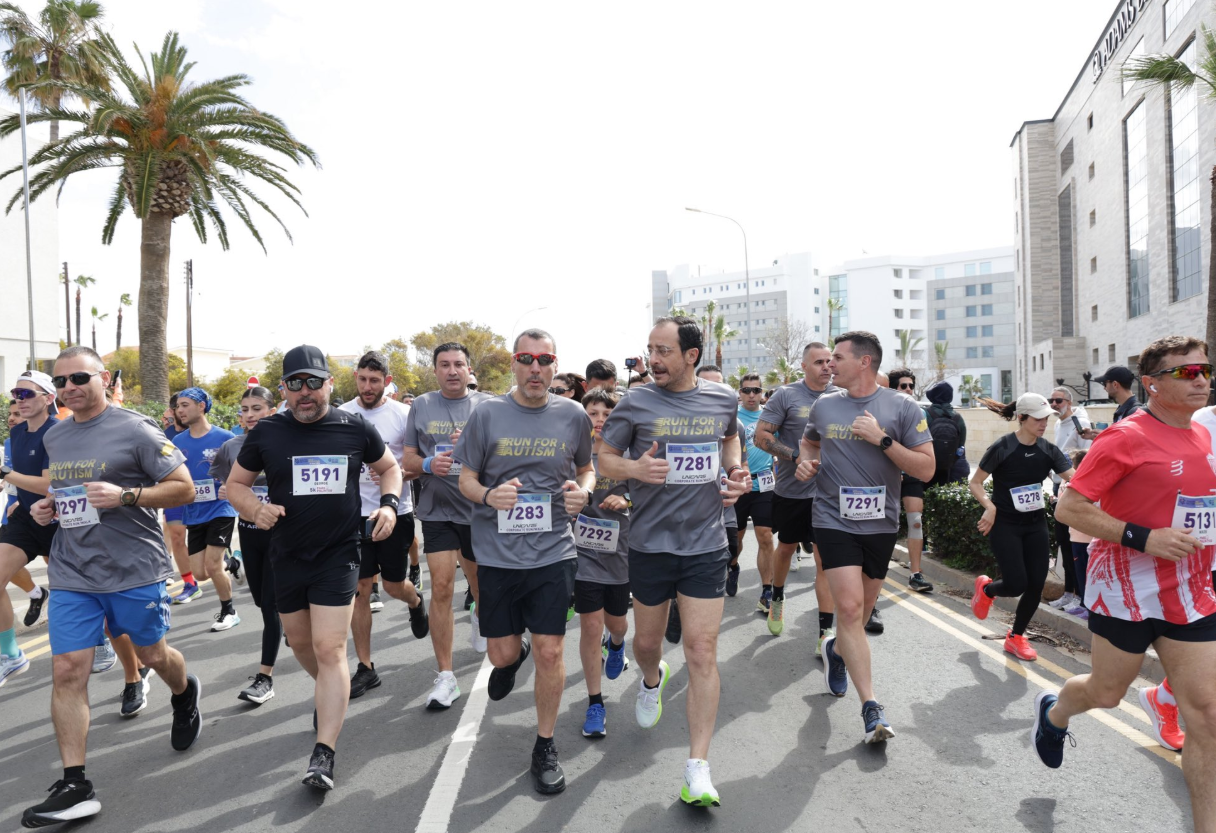 Έτρεξε σε φιλανθρωπικό αγώνα για τον αυτισμό ο ΠτΔ: «Προπονούμαι καθημερινά 1-1,5 ώρα το πρωί»
