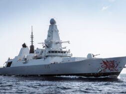 vretania-to-aditorpiliko-hms-dragon-epitelous-anahorise-me-kateuthunsi-tin-kupro