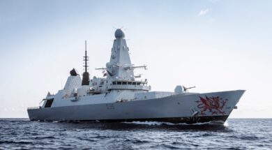 vretania-to-aditorpiliko-hms-dragon-epitelous-anahorise-me-kateuthunsi-tin-kupro