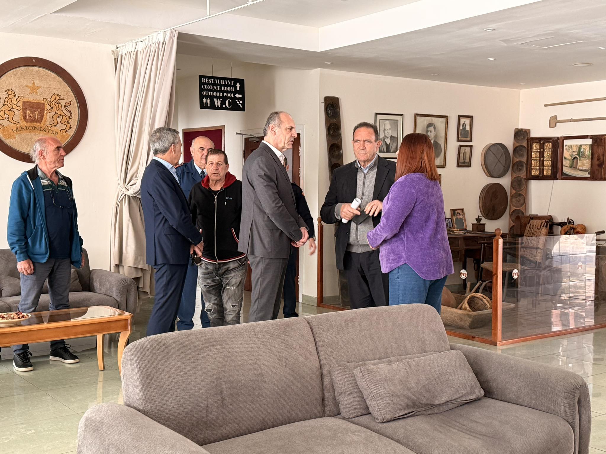 Χαρτσιώτης για Ακρωτήρι: Ενδεχόμενο παράτασης της εκκένωσης, επισκέφθηκε τους κατοίκους