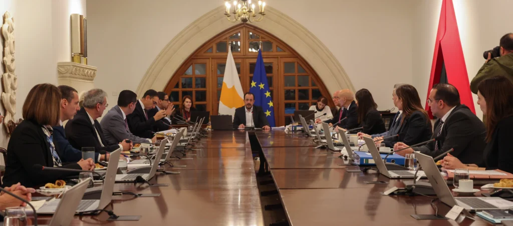 Υπουργικό: Στο τραπέζι αυξήσεις τιμών και αντιμετώπιση αφθώδους πυρετού