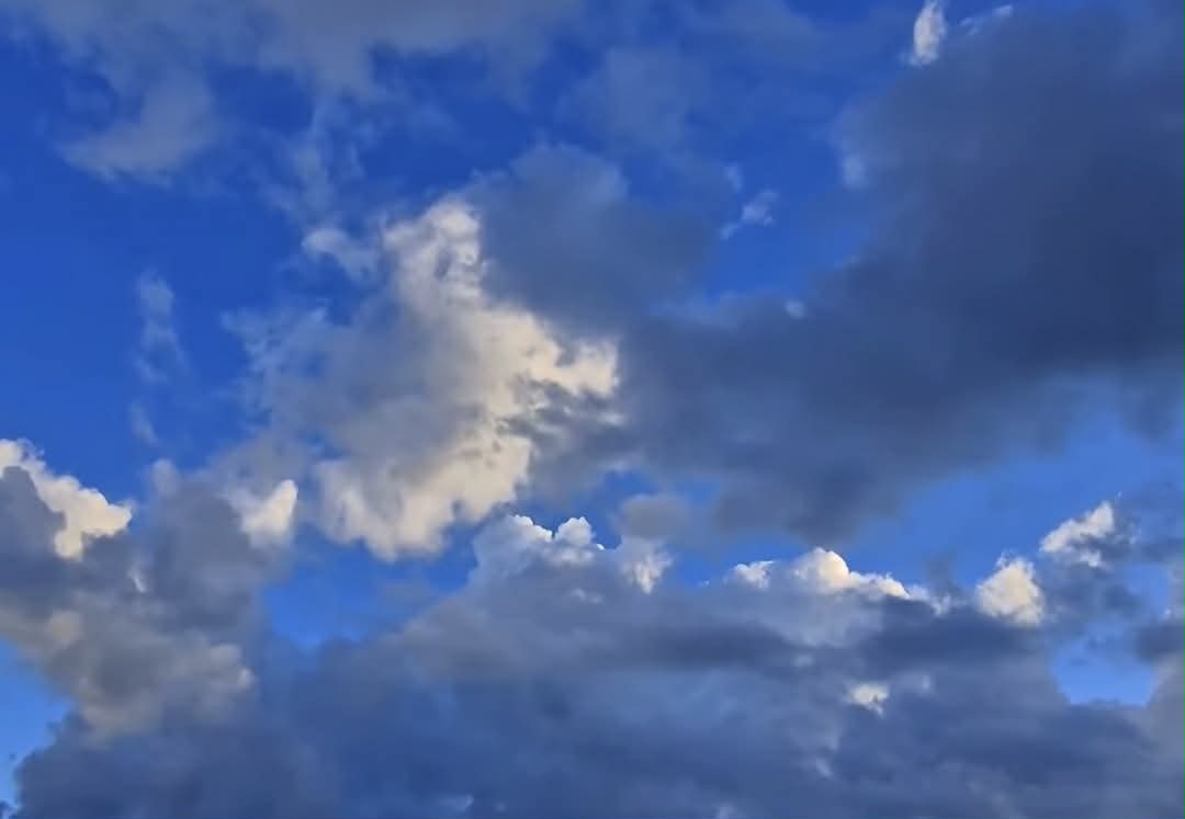 Αυξημένες νεφώσεις, βροχές και σκόνη στην ατμόσφαιρα