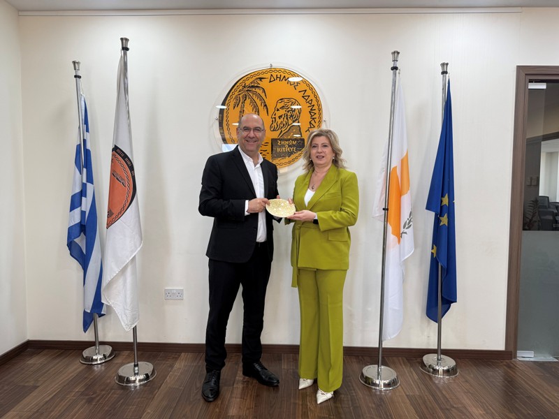 &Sigma;&upsilon;&nu;ά&nu;&tau;&eta;&sigma;&eta; &Delta;&eta;&mu;ά&rho;&chi;&omicron;&upsilon; &Lambda;ά&rho;&nu;&alpha;&kappa;&alpha;&sigmaf; &mu;&epsilon; &tau;&eta;&nu; &Pi;&rho;έ&sigma;&beta;&epsilon;&iota;&rho;&alpha; &tau;&eta;&sigmaf; &Sigma;&epsilon;&rho;&beta;ί&alpha;&sigmaf; &sigma;&tau;&eta;&nu; &Kappa;ύ&pi;&rho;&omicron;