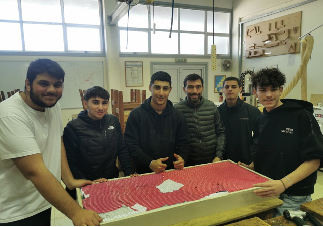 &Tau;&Epsilon;&Sigma;&Epsilon;&Kappa; &Lambda;ά&rho;&nu;&alpha;&kappa;&alpha;&sigmaf;: &laquo;&Nu;έ&omicron;&iota; &Delta;&eta;&mu;&omicron;&sigma;&iota;&omicron;&gamma;&rho;ά&phi;&omicron;&iota; &gamma;&iota;&alpha; &tau;&omicron; &Pi;&epsilon;&rho;&iota;&beta;ά&lambda;&lambda;&omicron;&nu; YRE: &Epsilon;&kappa;&pi;&alpha;ί&delta;&epsilon;&upsilon;&sigma;&eta; &gamma;&iota;&alpha; &tau;&omicron; &Pi;&epsilon;&rho;&iota;&beta;ά&lambda;&lambda;&omicron;&nu; &kappa;&alpha;&iota; &tau;&eta;&nu; &Alpha;&epsilon;&iota;&phi;&omicron;&rho;ί&alpha;&raquo;