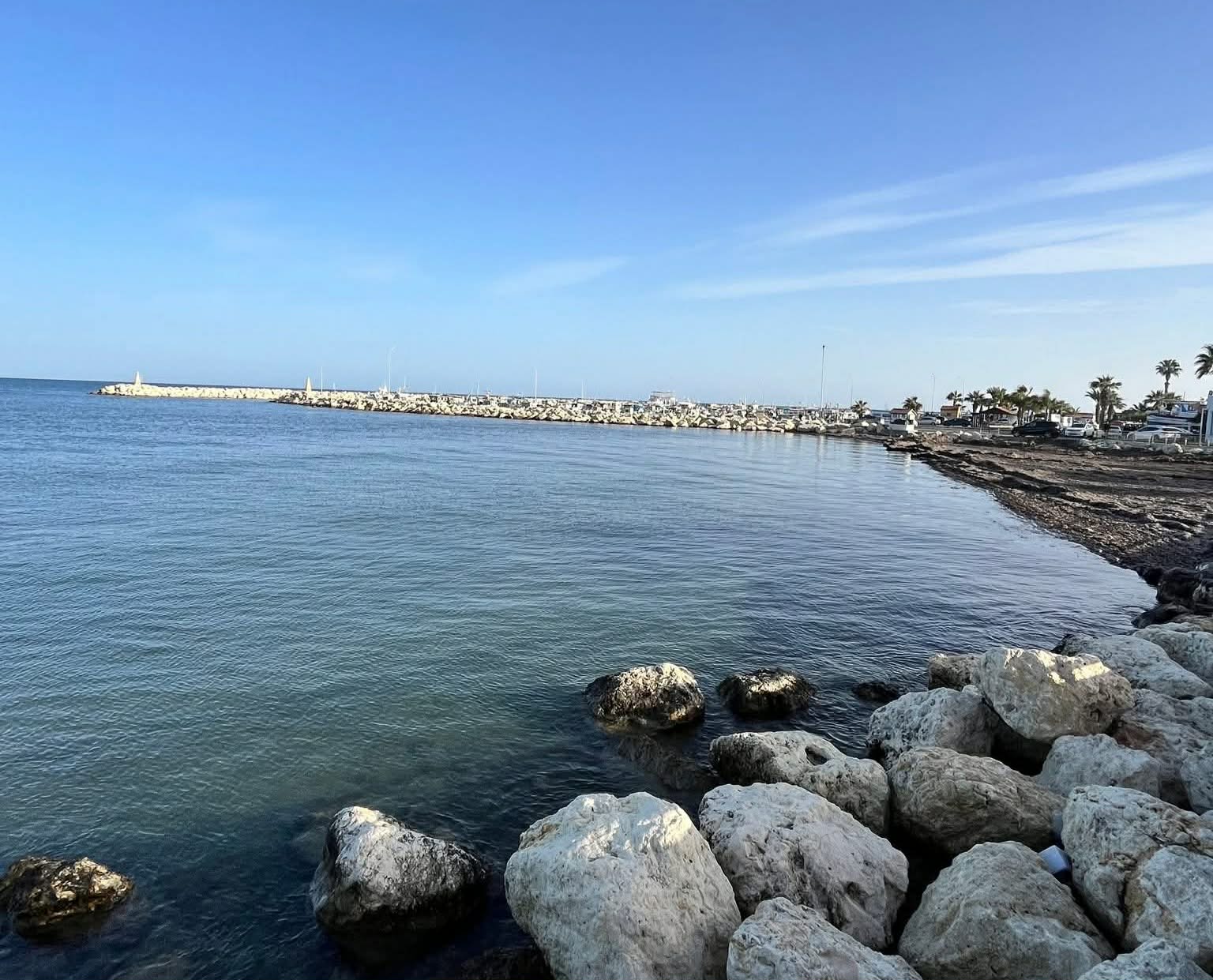 Η Λάρνακα, με τη διαχρονική της ομορφιά, μας θυμίζει πως η απλότητα είναι πολλές φορές η μεγαλύτερη πολυτέλεια