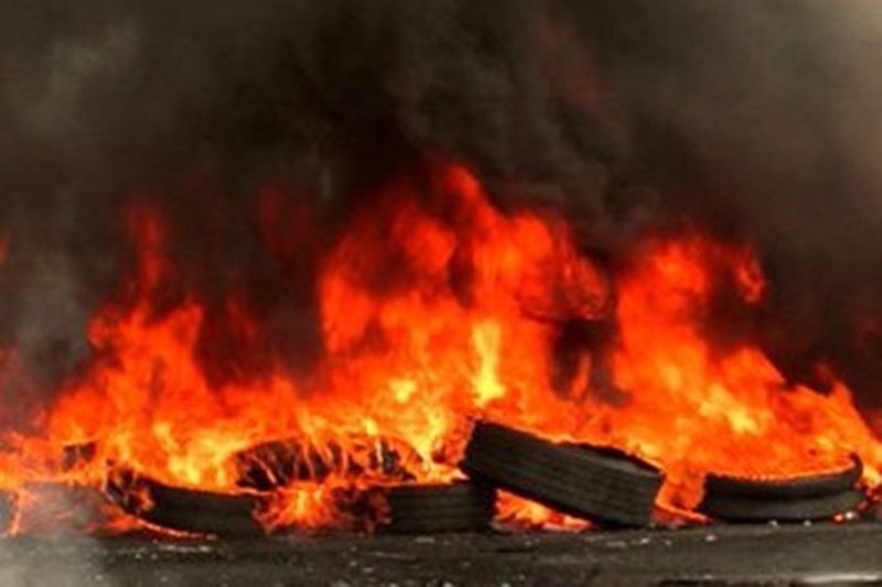 Έβαλαν φωτιά σε σωρό από λάστιχα μέσα σε δρόμους της Λεμεσού