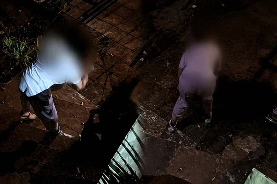 14χρονη χτυπάει ανελέητα συνομήλική της – Άλλοι παρακολουθούν αμέτοχοι  (βίντεο)