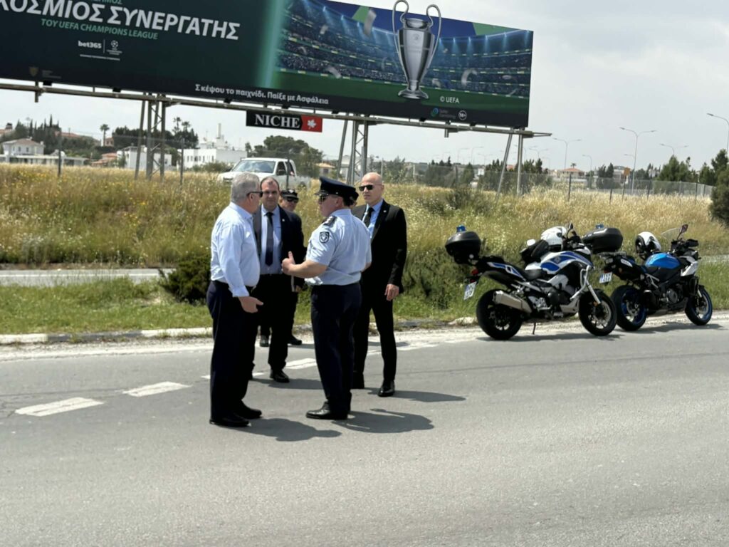 Ο κακός χαμός έγινε στον κυκλικό κόμβο Ριζοελιάς – Κυκλοφοριακό «έμφραγμα» και δεκάδες απελπισμένοι οδηγοί που εγκλωβίστηκαν – Έκλειναν και άνοιγαν τους δρόμους όποτε το αποφάσιζαν οι κτηνοτρόφοι  (φώτο)