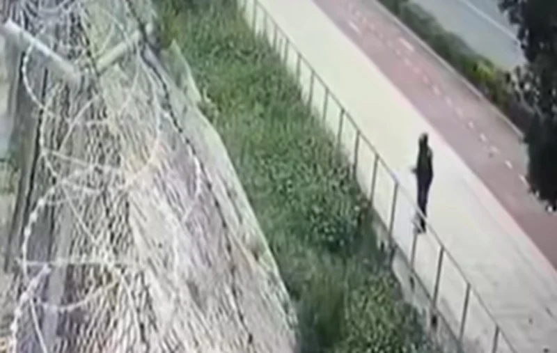 Η στιγμή που άγνωστος ρίχνει κροτίδες προς τα κατεχόμενα  (βίντεο)