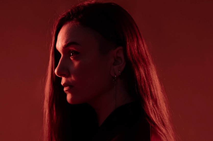 Encarnita Io: «Πώς;» – Το ντεμπούτο άλμπουμ της Κύπριας τραγουδοποιού