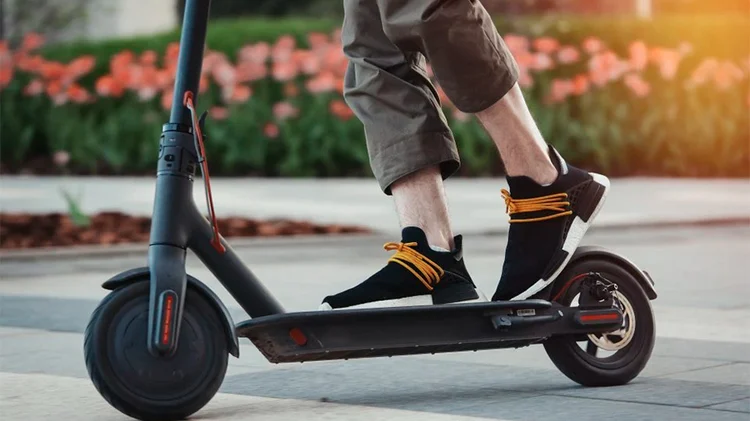 Στα 17 το όριο για χρήση σκούτερ – Τι αποφάσισε η Βουλή