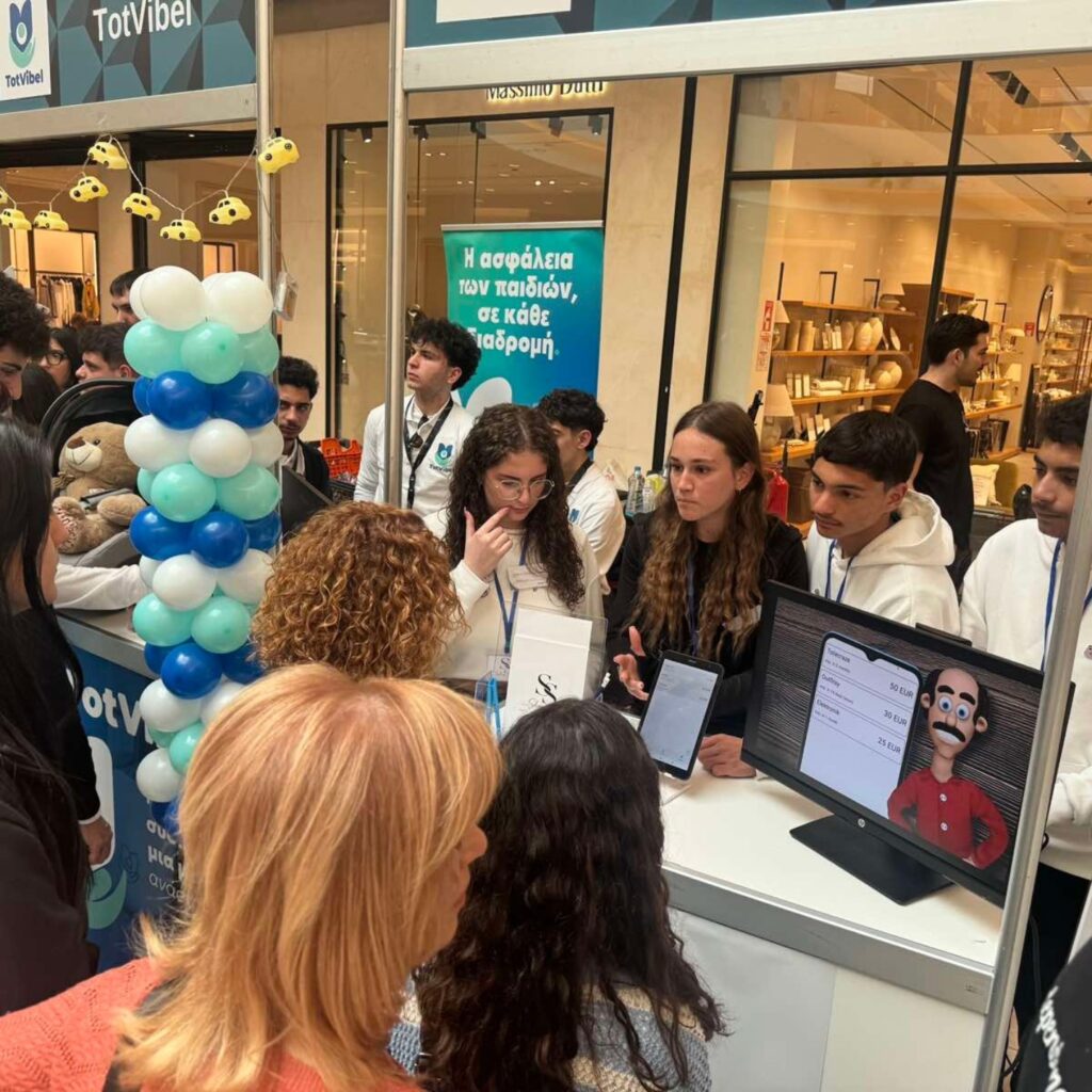 Οι μαθητές της μαθητικής επιχείρησης ShopSync του Λυκείου Μακαρίου Λάρνακας στην Εμπορική Έκθεση του προγράμματος Junior Achievement στο Mall of Cyprus!