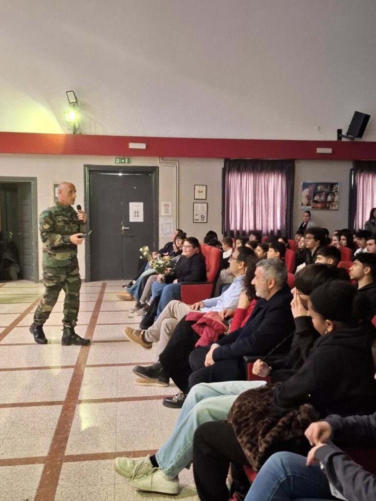 Διάλεξη στο Λύκειο Αγίου Γεωργίου Λάρνακας από τον πυροτεχνουργό της Αστυνομίας κ. Π. Κυριάκου για τη χρήση κροτίδων, φωτοβολίδων και τη συμμετοχή σε λαμπρατζιές (φώτο)