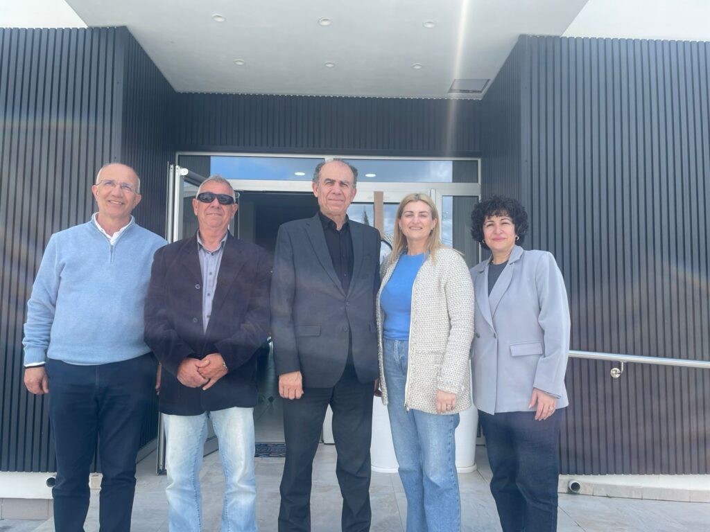 Ο Δήμαρχος Αραδίππου και μέλη της Επιτροπής Ευημερίας επισκέφθηκαν σχολεία, στρατόπεδα, οίκους ευγηρίας και κατοικίες εν όψη Πάσχα (φώτο)