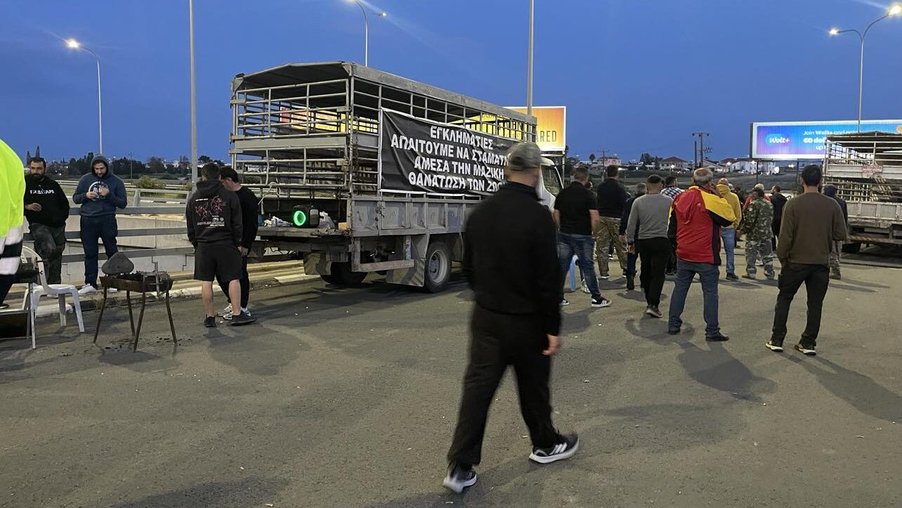 Με φουκούδες, αντίσκηνο, σημαίες και μουσικές «στρατοπέδευσαν» στη Ριζοελιά κτηνοτρόφοι  (φώτο)