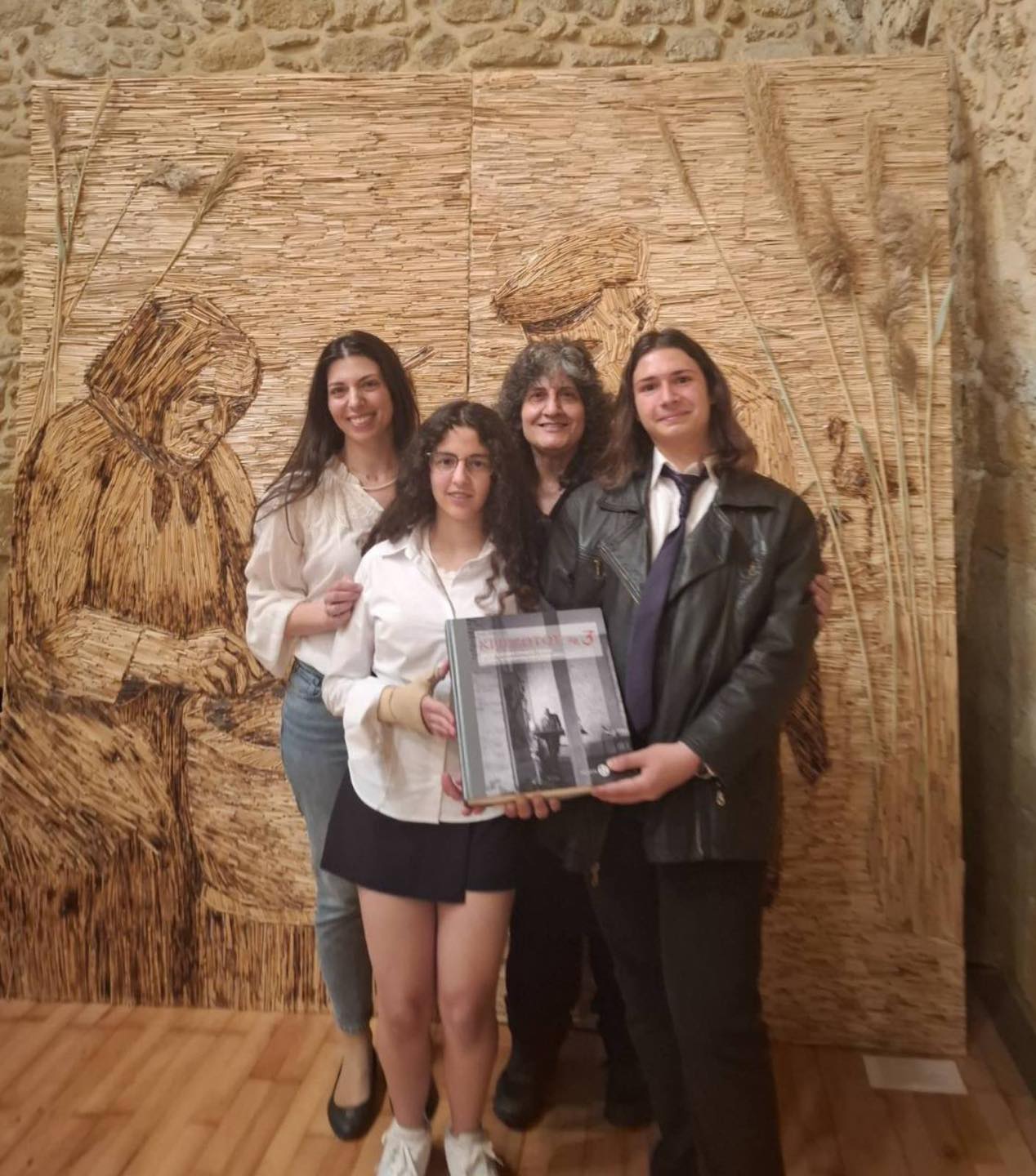 Θερμά συγχαρητήρια Αντιδημάρχου Λιβαδιών στους βραβευθέντες μαθητές του Περιφερειακού Γυμνασίου Λιβαδιών για το 1ο και 3ο βραβείο στον15ο Παγκύπριο Μαθητικό Διαγωνισμό Εικαστικών Τεχνών Μέσης Εκπαίδευσης  (φώτο)