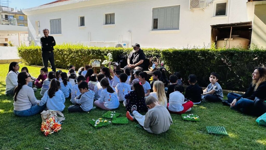 Τα παιδιά του Α’ Δημόσιου Νηπιαγωγείου Αραδίππου στο πλαίσιο της εκδήλωσης «Φυτεύω αγάπη για μένα – ανθίζω όπως είμαι» επισκέφθηκαν τον Δήμαρχο Αραδίππου