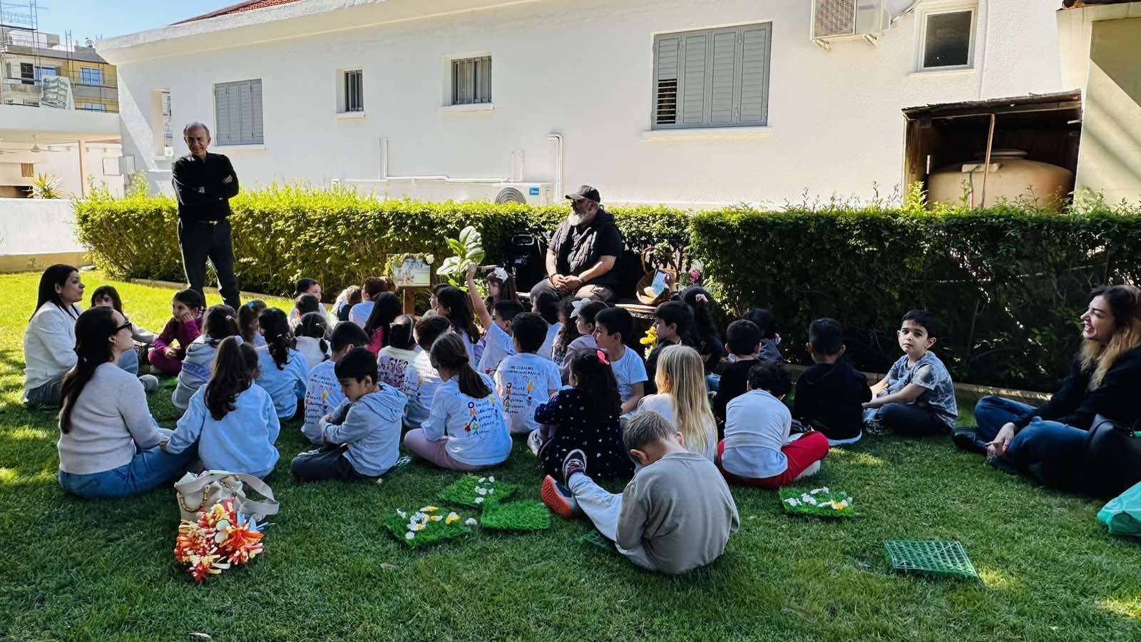 Τα παιδιά του Α’ Δημόσιου Νηπιαγωγείου Αραδίππου στο πλαίσιο της εκδήλωσης «Φυτεύω αγάπη για μένα – ανθίζω όπως είμαι» επισκέφθηκαν τον Δήμαρχο Αραδίππου