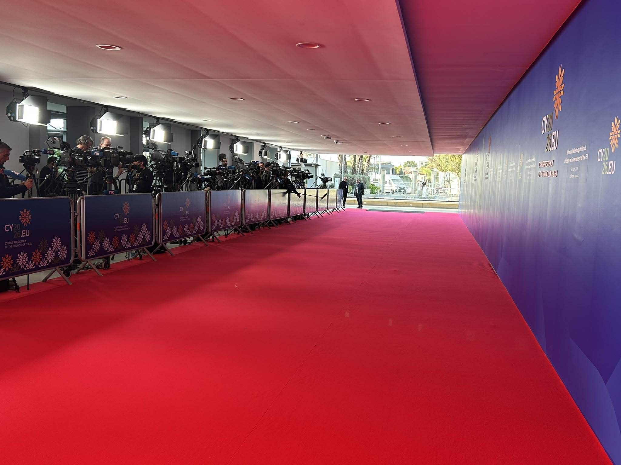 Στρώθηκε το κόκκινο χαλί για την υποδοχή των ηγετών, αλλαγές στο πρόγραμμα της Συνόδου