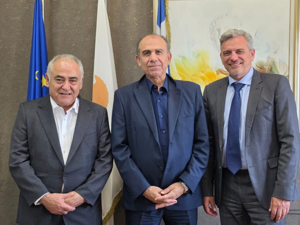 O Προέδρος του Επαγγελματικού Επιμελητηρίου Αθηνών (ΕΕΑ) και ο Γενικός Γραμματέας του ΕΕΑ στο Δήμο Αραδίππου