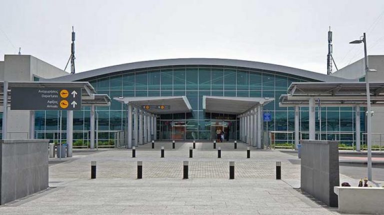 Αεροδρόμιο Λάρνακας: Χειροπέδες σε 41χρονη για πιθανή κλοπή ύψους €17,500
