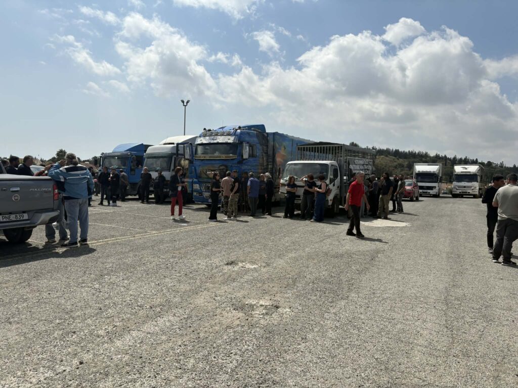 Στους δρόμους οι κτηνοτρόφοι - Ζητούν παύση των μαζικών θανατώσεων (φώτο)