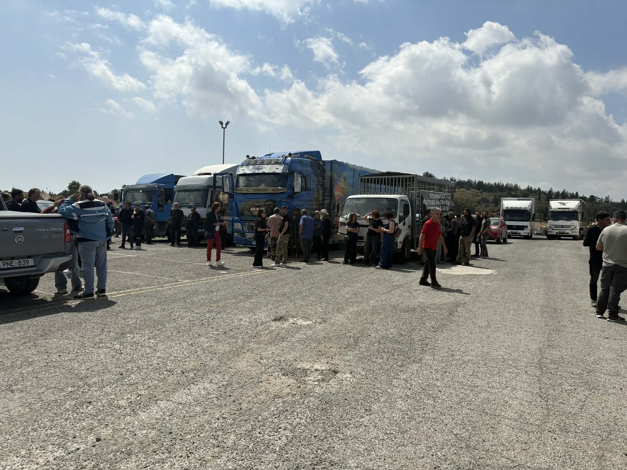 Στους δρόμους οι κτηνοτρόφοι – Ζητούν παύση των μαζικών θανατώσεων (φώτο)