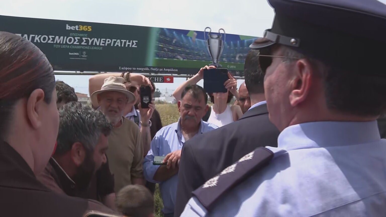 «Έλα πιάσ’τον τζαι τάισ’τον», παρέδωσαν το παιδί τους στον Φυτιρή να το μεγαλώσει (Video)