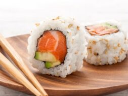Uramaki-inside-out-sushi-roll (1)