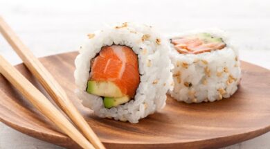 Uramaki-inside-out-sushi-roll (1)