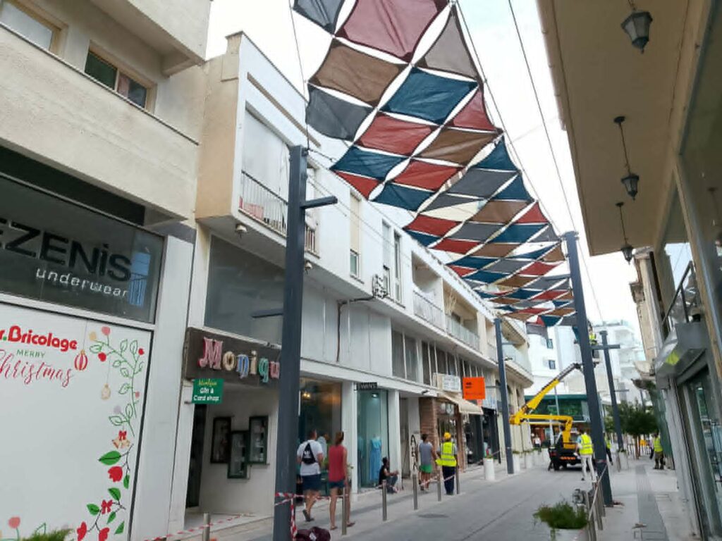 Μπαίνουν τα πρώτα σκίαστρα στην οδό Ερμού – Η μερική κάλυψη των εμπορικών δρόμων αποφασίστηκε σε συνεννόηση με τους καταστηματάρχες  (φώτο)