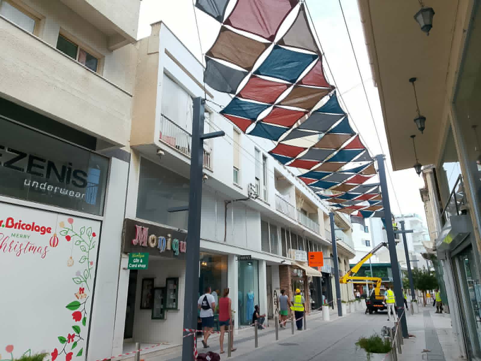 Μπαίνουν τα πρώτα σκίαστρα στην οδό Ερμού – Η μερική κάλυψη των εμπορικών δρόμων αποφασίστηκε σε συνεννόηση με τους καταστηματάρχες  (φώτο)