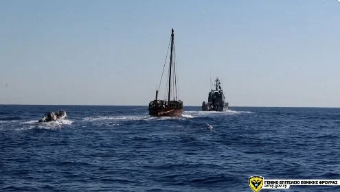 Η Ε.Φ ρυμούλκησε το ιστορικό ΚΕΡΥΝΕΙΑ ΙΙ σε συμβολική αποστολή (ΒΙΝΤΕΟ)