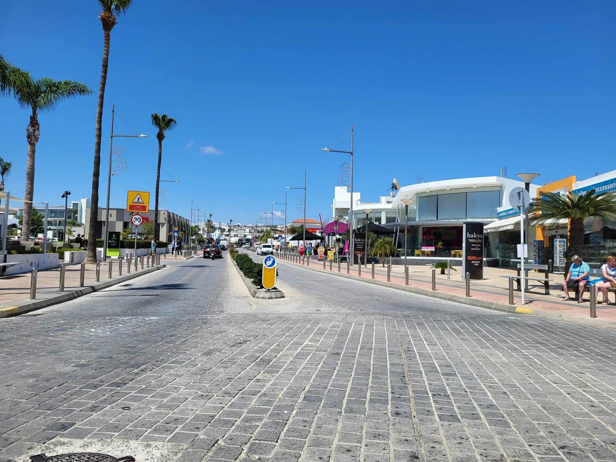 Αγία Νάπα, Παραλίμνι και Δερύνεια: Καταστήματα γεμάτα εμπόρευμα, αλλά άδεια από πελάτες…